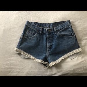 Jean shorts with embroidered trim